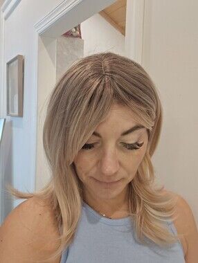 Source Unknown Blonde Layered Synthetic Wig with Side Bangs